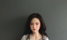 胸前巨乳，衣服都兜不住了！