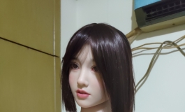嚷嚷著最近天氣有點熱的真奈美（小溪）