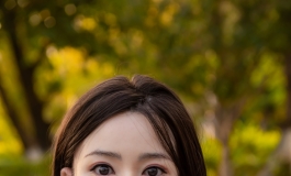 黄昏时分，她坐在长椅上等我