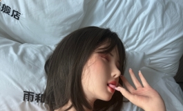 一扯就爆乳！穿透视旗袍的骚妻，注定是要被我灌满的！
