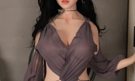 表面很严厉的美女上司，背地却玩得很花？