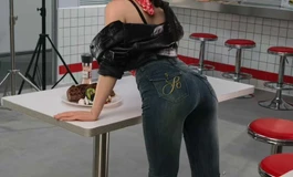 梦欣#  霓虹与烟火交织的浪漫‌# “尖沙咀的霓虹亮起，茶餐厅的烟火气升腾，我在铜锣