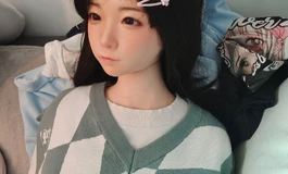 给大家介绍一下，这是我的女友，七七