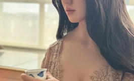 天气降温了，我们一起在家喝杯热茶吧。阿加鲁168bbw搭配佳美套发。