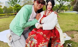 骑着我的小电驴 带小娇妻梦越 公园踏青！ 梦越太美了！有几个大姐看了非常喜欢 还热情的合影