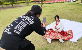 骑着我的小电驴 带小娇妻梦越 公园踏青！ 梦越太美了！有几个大姐看了非常喜欢 还热情的合影