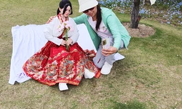 骑着我的小电驴 带小娇妻梦越 公园踏青！ 梦越太美了！有几个大姐看了非常喜欢 还热情的合影