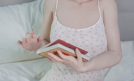 少女感满满的英子看着书却不正经了起来！