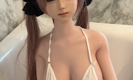 可爱的女儿，第一次穿上泳装和我一起洗澡
