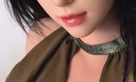 她的小腹轻轻起伏，看强硬的形状