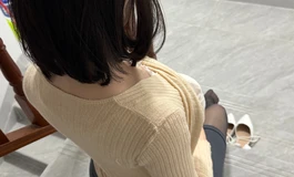 楼梯间休息的OL~