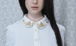 穿白色刺绣衬衣女子，清丽脱俗，佳妻之选