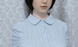 浅色衬衣女子，端庄得体，秾纤得衷