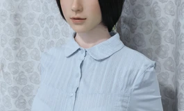 浅色衬衣女子，端庄得体，秾纤得衷