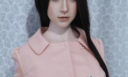 粉色大衣裙女子，甜美笑容，灿烂迷人
