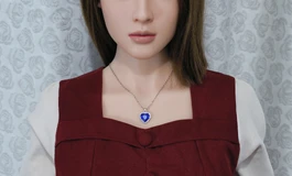 红拼白连衣裙女子，端庄得体