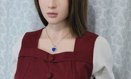 红拼白连衣裙女子，端庄得体
