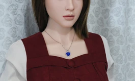 红拼白连衣裙女子，端庄得体