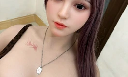 漂亮少妇配奶茶粉金假发