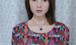 多彩几何图连衣裙女子，醉人笑容