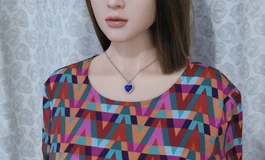 多彩几何图连衣裙女子，醉人笑容