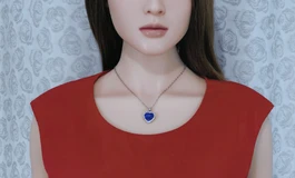 红色连衣裙女子，活泼可爱