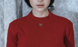 红色针织连衣裙女子，曼妙身姿，凹凸有致